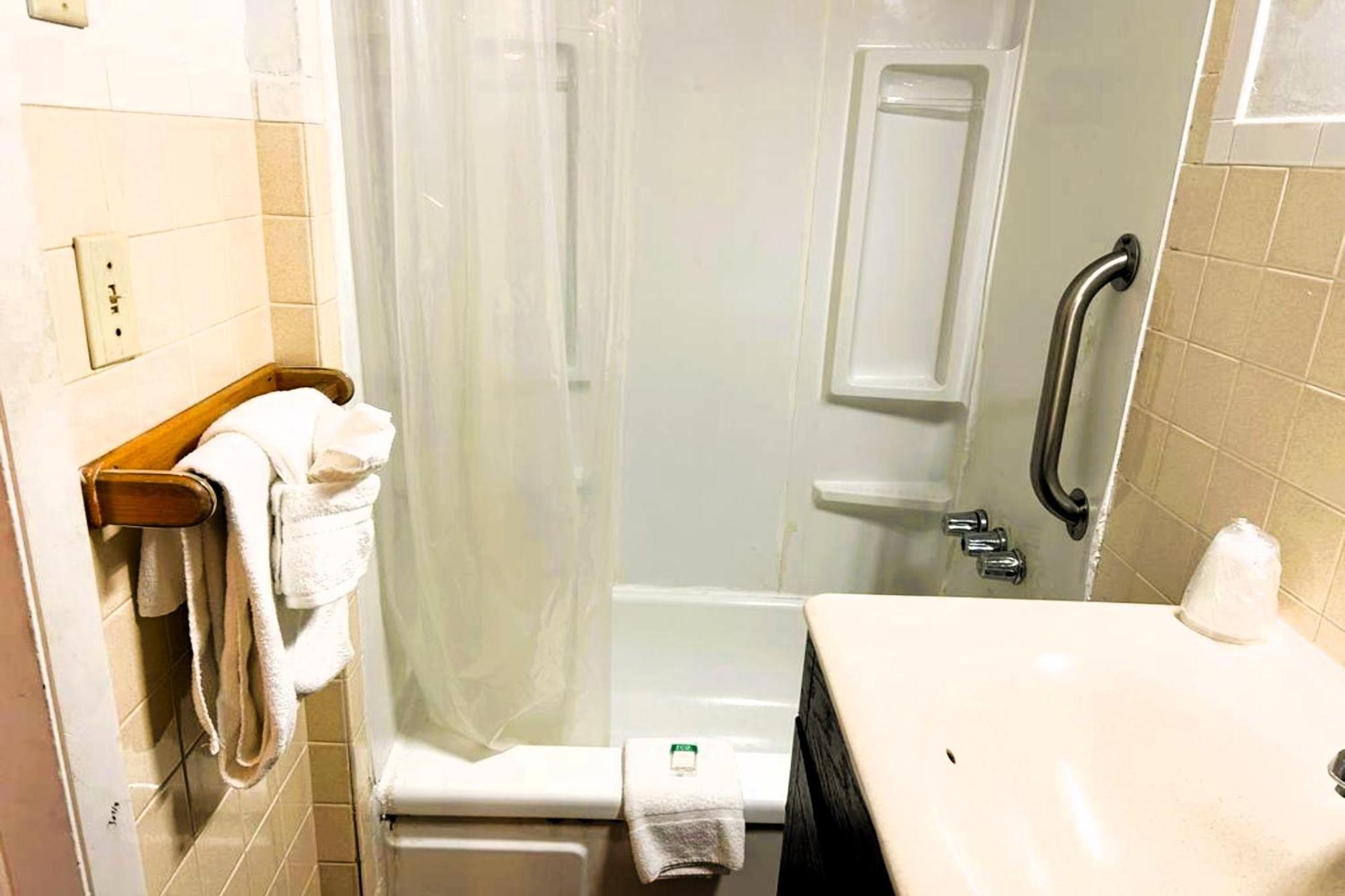 Buena Vista Inn Motel Delhi Екстериор снимка