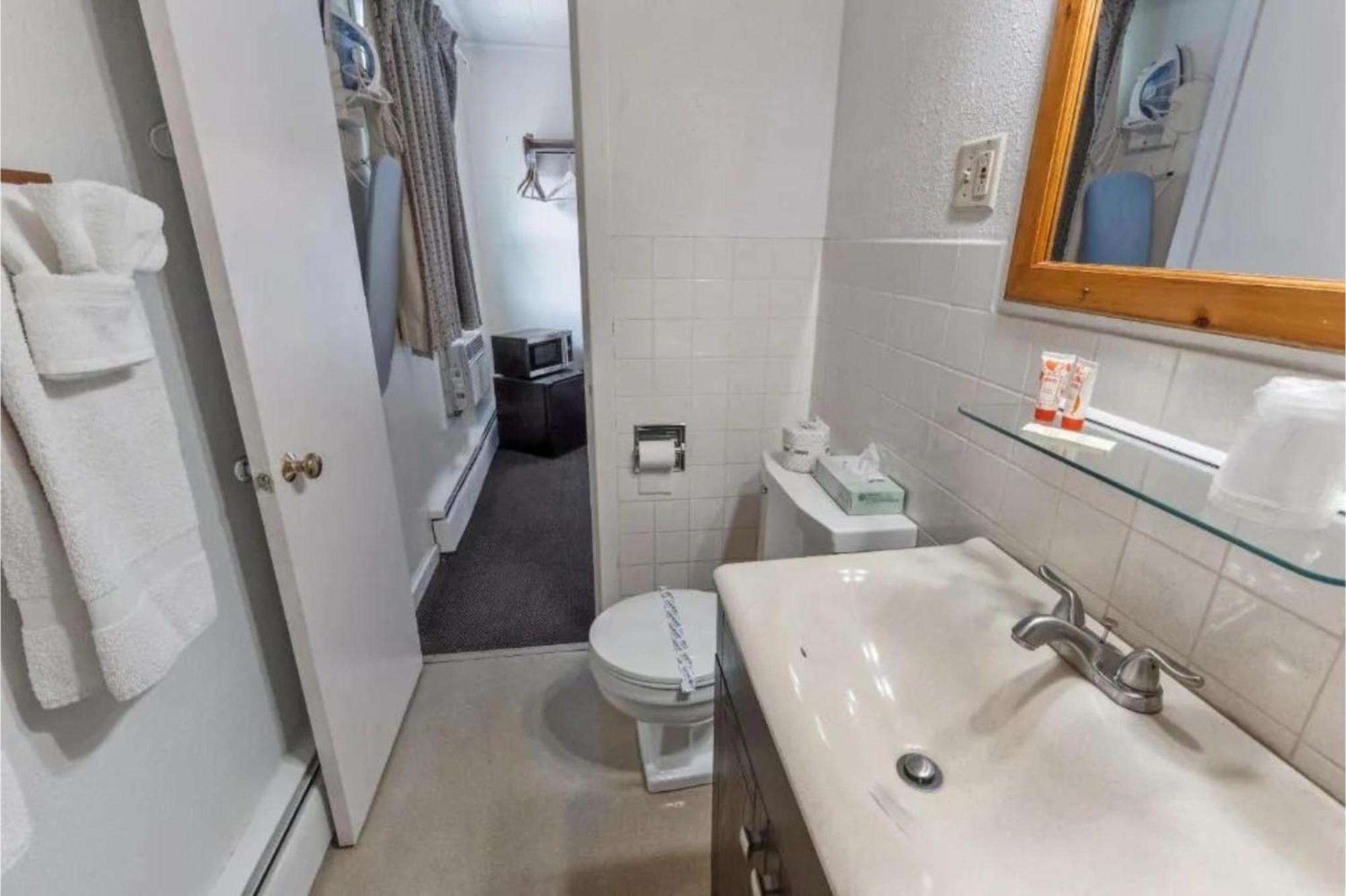 Buena Vista Inn Motel Delhi Екстериор снимка