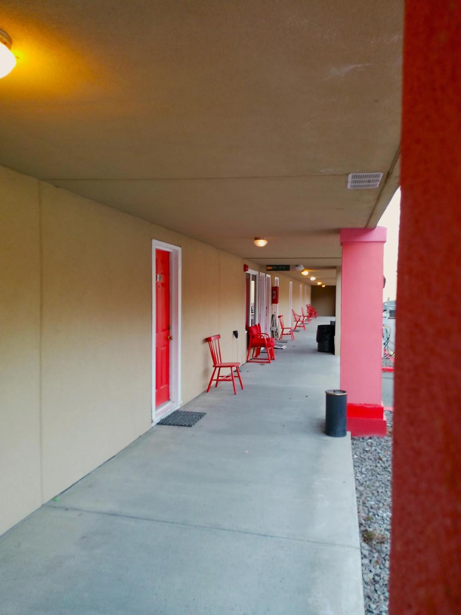 Buena Vista Inn Motel Delhi Екстериор снимка