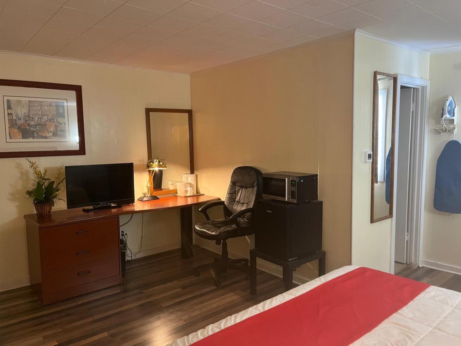 Buena Vista Inn Motel Delhi Екстериор снимка