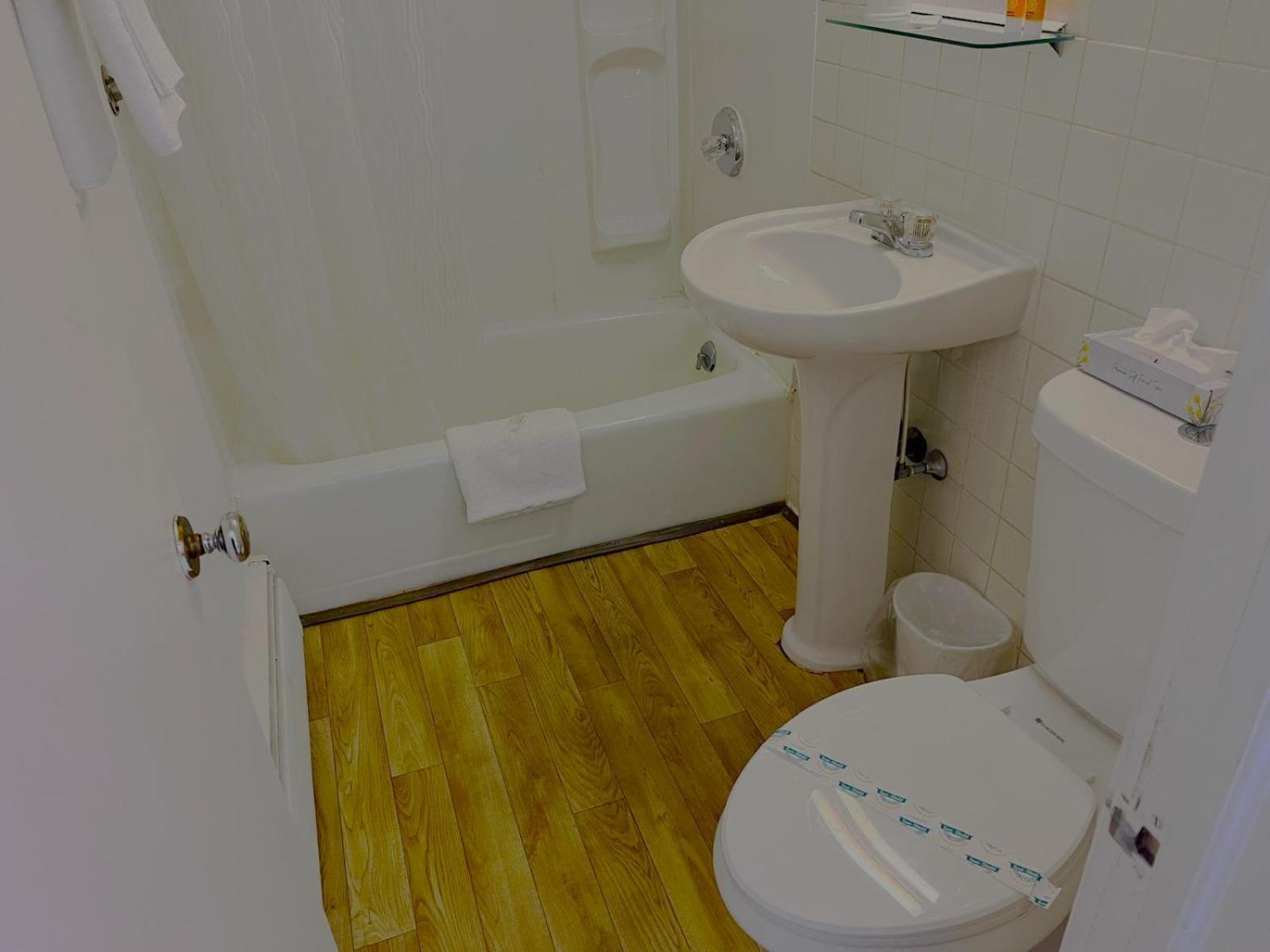 Buena Vista Inn Motel Delhi Екстериор снимка